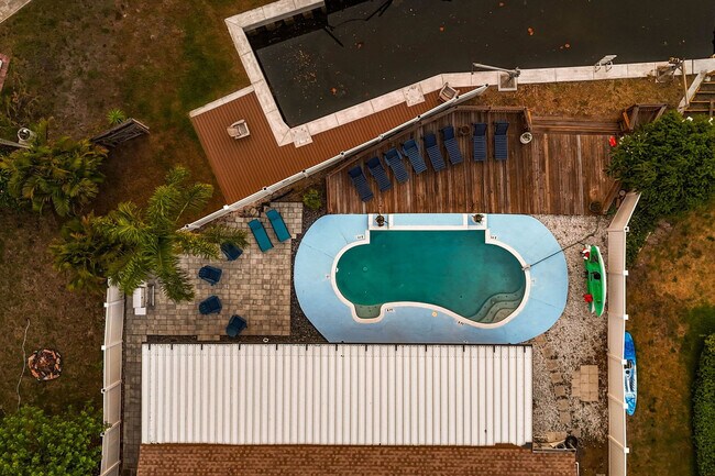 Building Photo - 6004 Tampa Shores Blvd