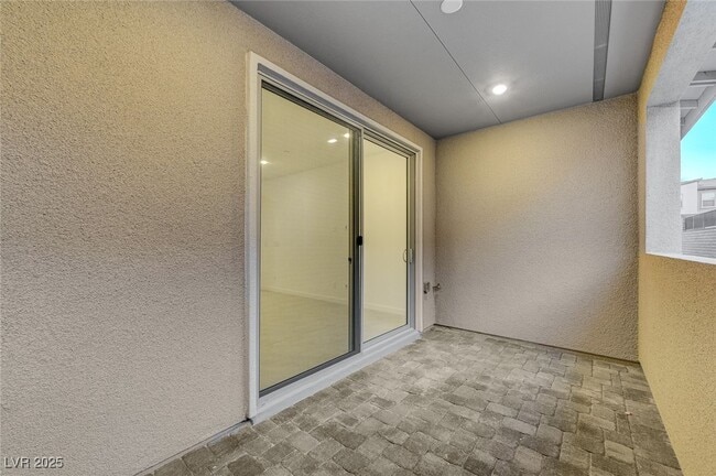 Building Photo - 2537 Monolith St