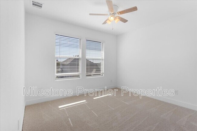 Building Photo - 820 Sunflower Trl