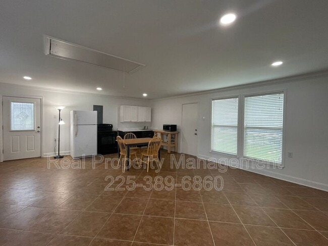 Building Photo - 9536 Bermuda Ave