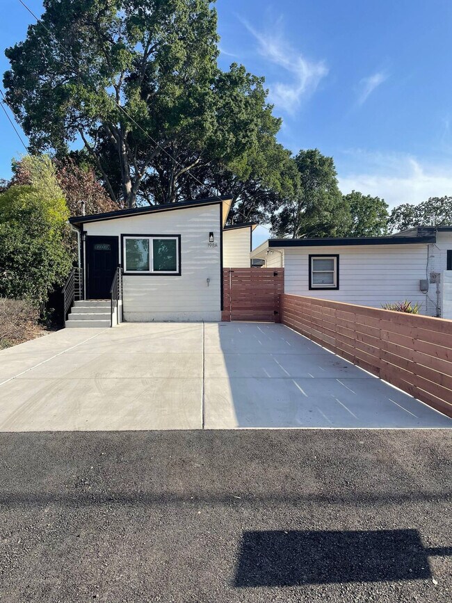 Building Photo - 198 Vía Del Sol