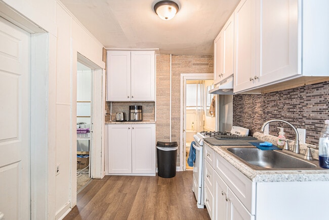 Building Photo - 428 S Division St