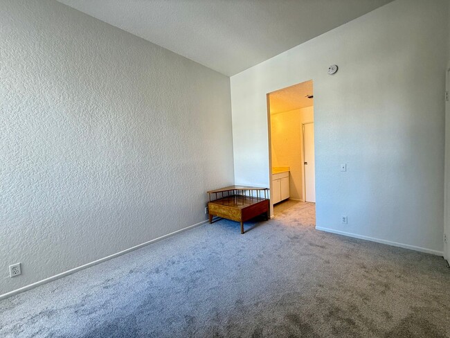 Building Photo - 2601 S Broadmoor Dr