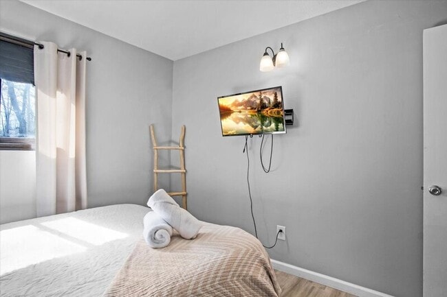 Building Photo - 1150 Country Club Dr