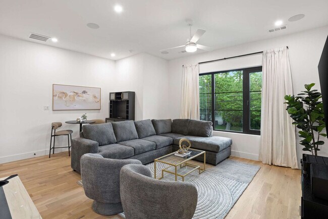 Building Photo - 8922 San Benito Way