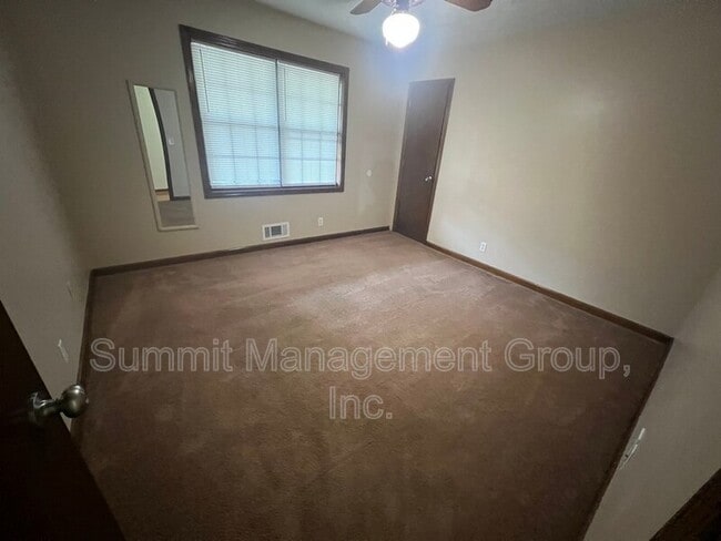 Building Photo - 916 Curry Cir SE