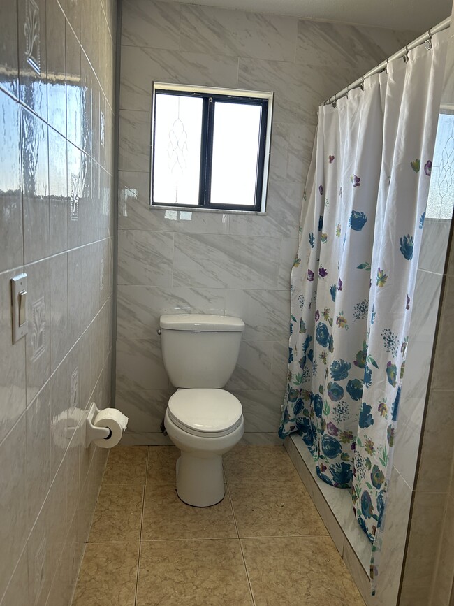 Master bathroom - 18200 Adams Cir