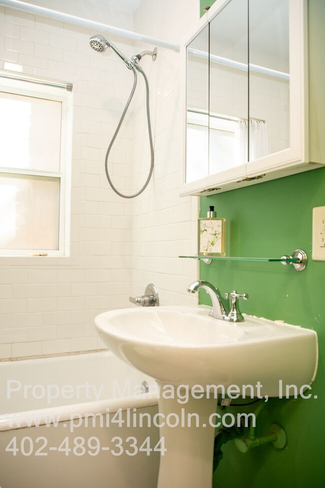 Building Photo - Remodeled, Furnished 1 Bedroom Apartment A...