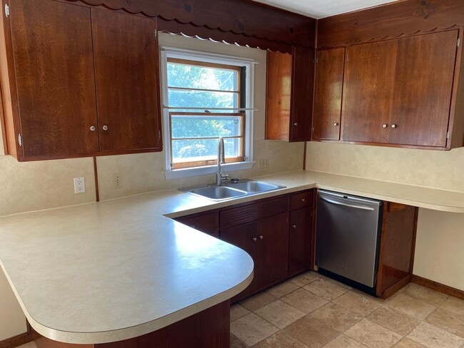 Building Photo - Charming 3 Bedroom, 3 Bathroom Ranch Home ...