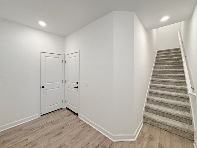 Building Photo - Spacious 3-Bedroom, 3-Bathroom Townhome in...