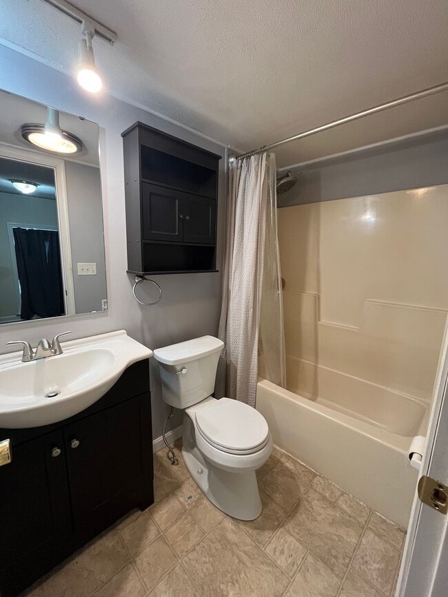 Building Photo - 3-bedroom, 2-bath single-family home located in Greencastle