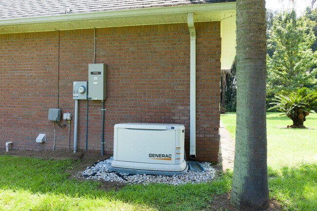 Building Photo - Charming 3 Bedroom , 2 Bath Country Home with Lake Views