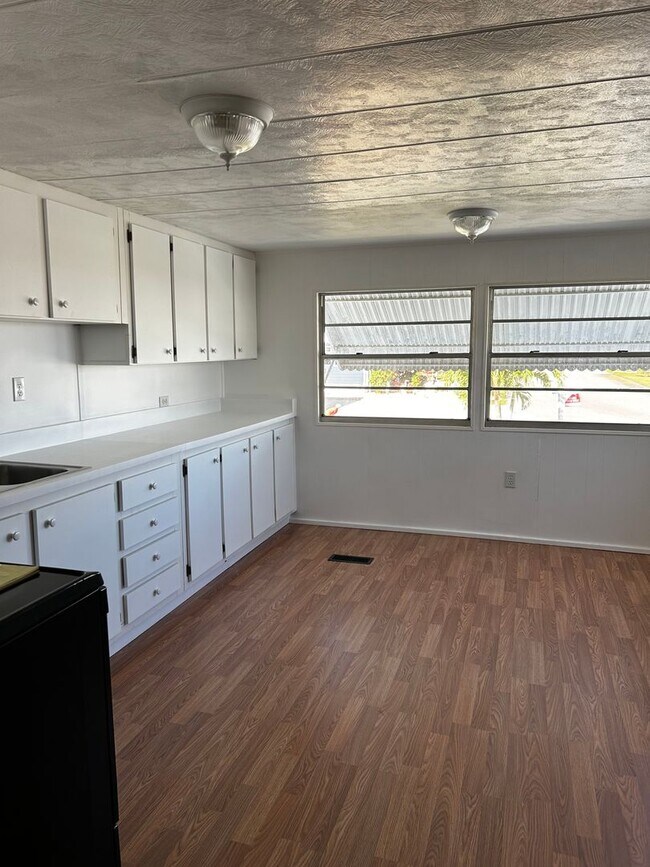 Building Photo - 2 Bedroom Home with a den - Loads of ameni...