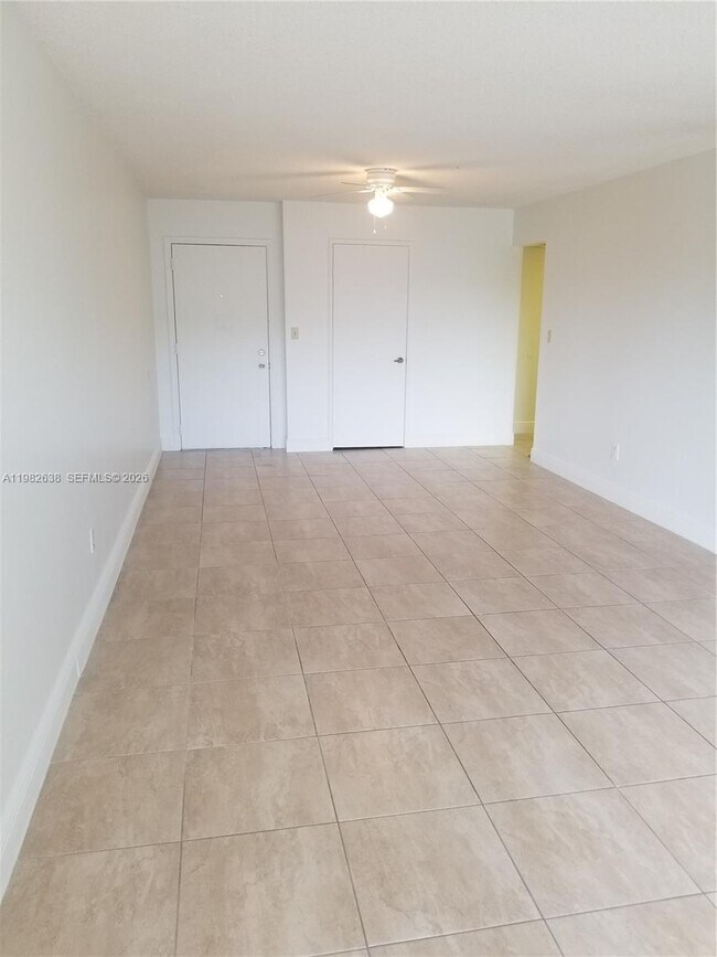 Building Photo - 9150 Fontainebleau Blvd