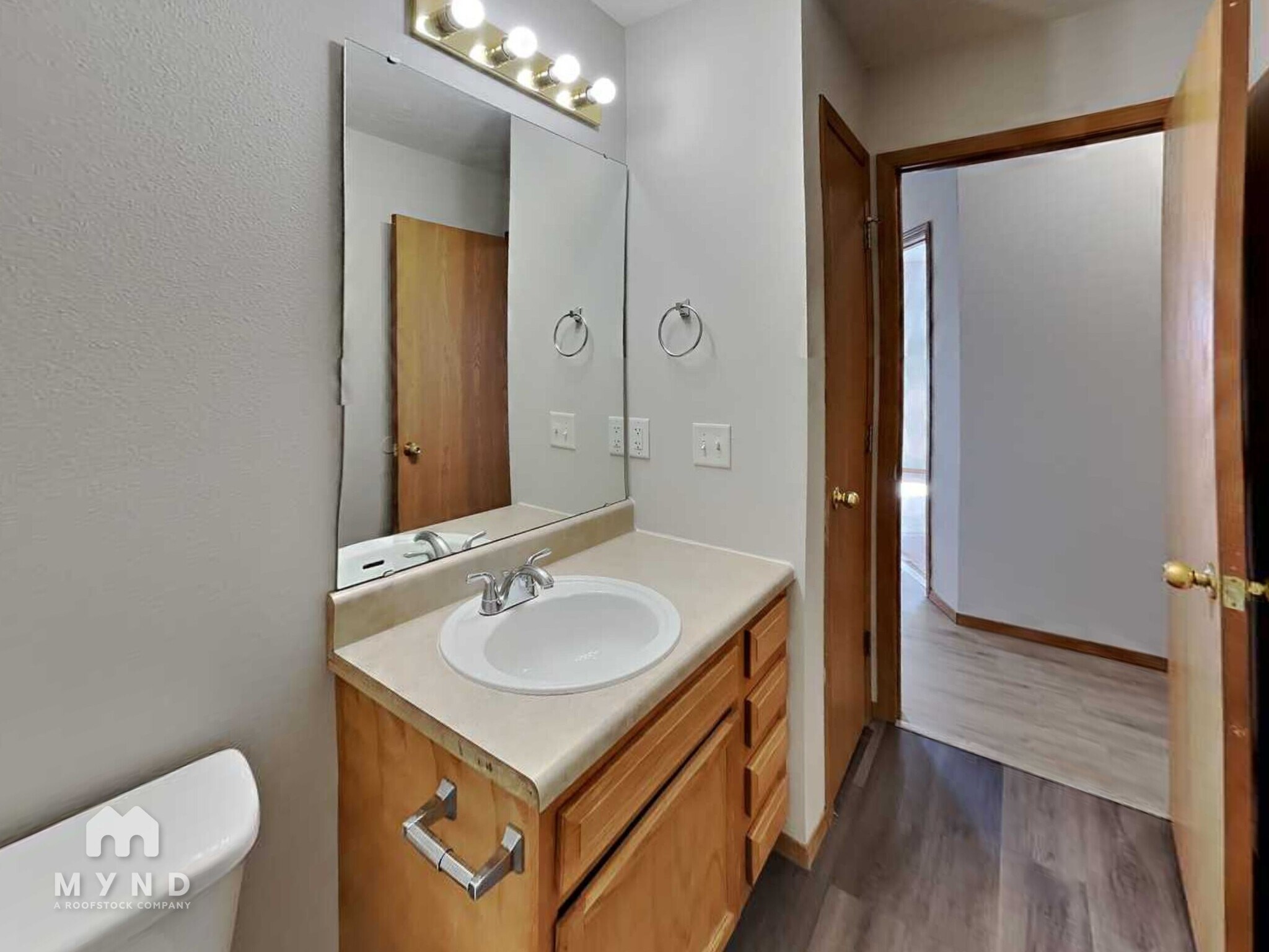 Building Photo - 539 N Century Ave