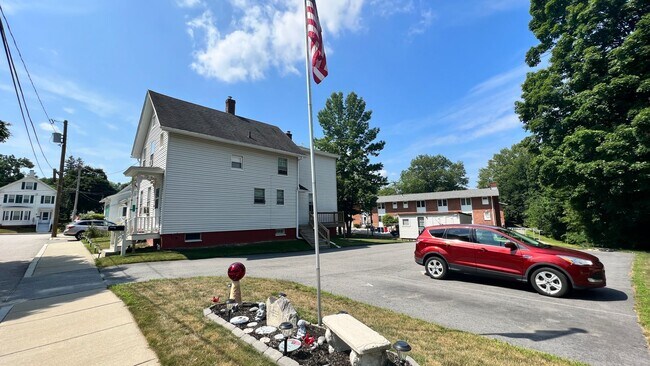 Building Photo - 2 Bedroom, 1 Bath Duplex in Quiet Dover Ne...