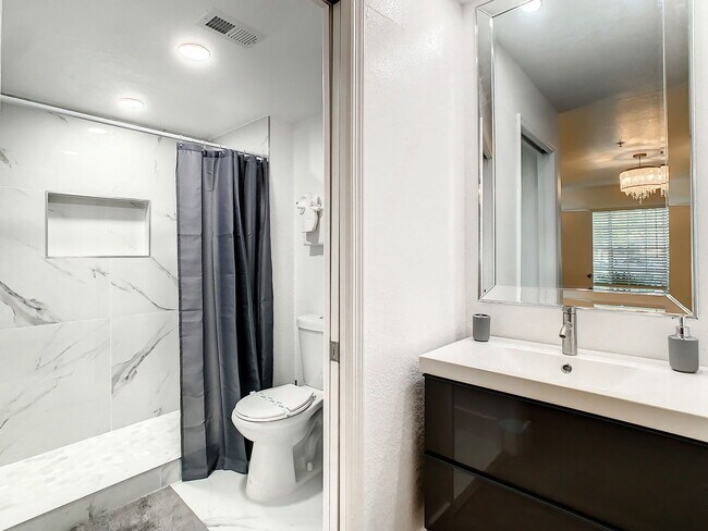 Building Photo - Westpointe Boulevard, Orlando, FL 32835 - 2 BR 2 BA condo