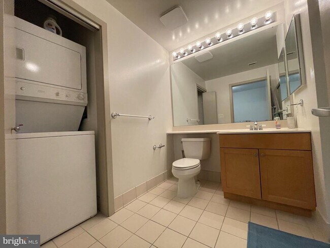 Building Photo - 717 S Christopher Columbus Blvd