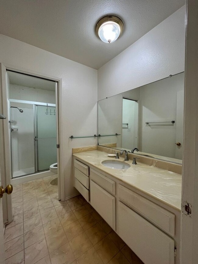 Building Photo - Northridge 3+2.5 in gated community w/pool...