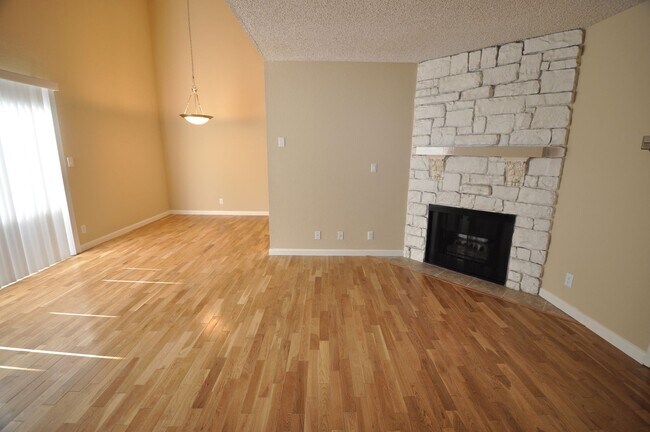 Building Photo - 11045 La Maida St