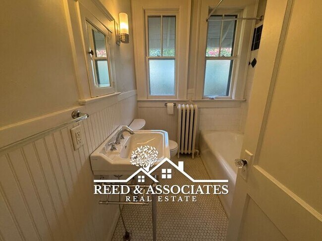 Building Photo - Spacious: 3 Bedroom in Colonial - Yorkshire!