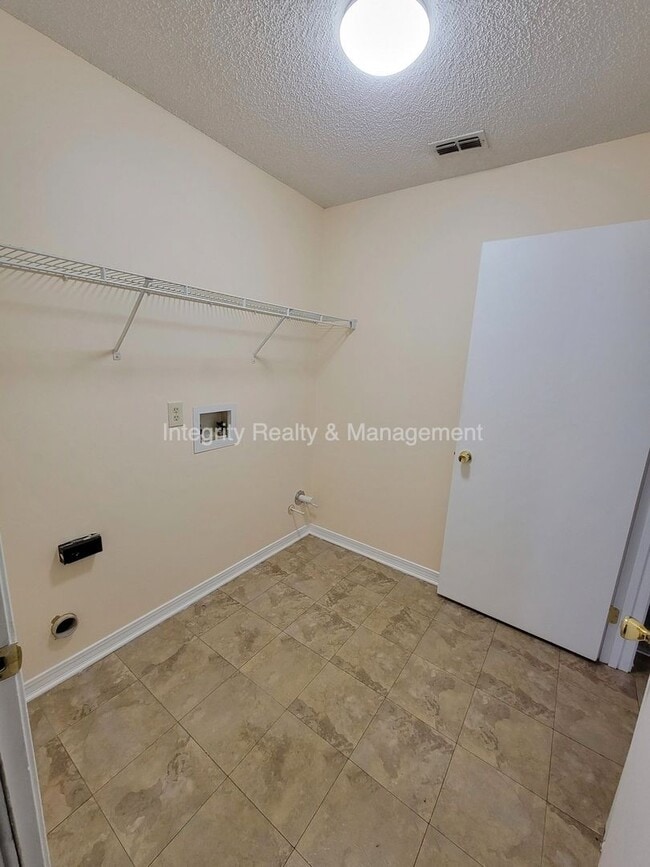 Building Photo - 7519 Allspice Cir N