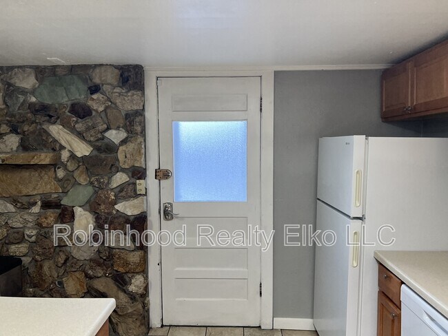 Building Photo - 272 W Cedar St