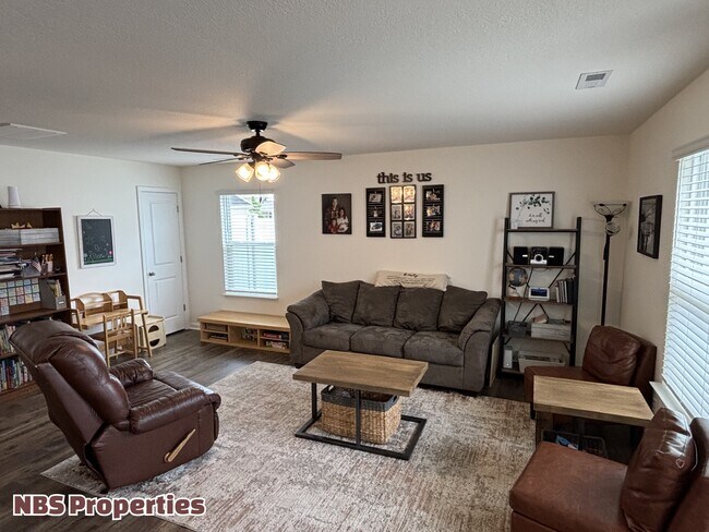 Building Photo - 7402 Cottontail St