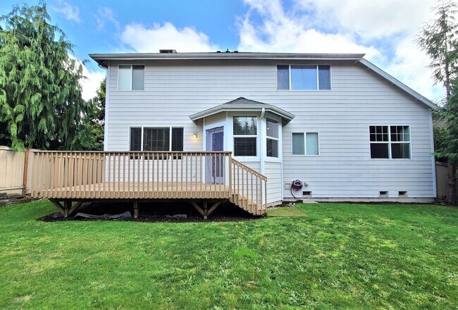 Building Photo - Luxurious 4 Bed/2.5 Bath Lynnwood Home - Available Now!