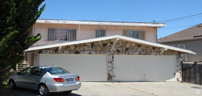 Building Photo - 3135 Maple Ave
