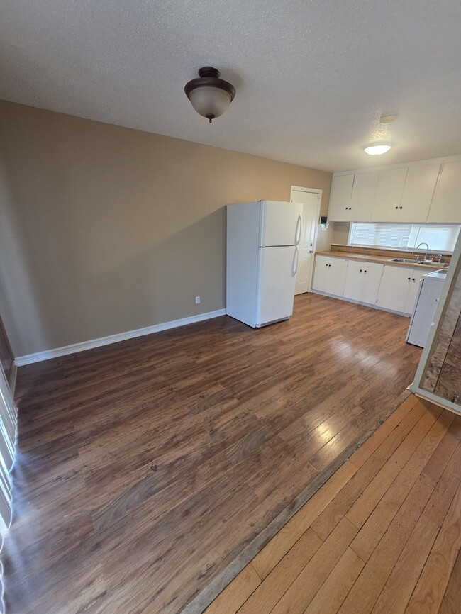 Building Photo - 3 bed 1.5 bath home, large backyard!