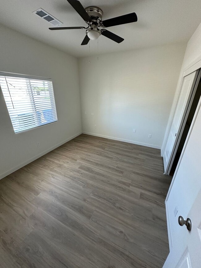 Building Photo - Spacious 5-Bedroom Townhome in Northwest B...