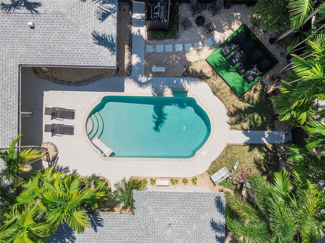 Building Photo - 1400 NE 4th Ct