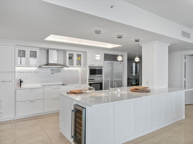 Building Photo - 1331 Brickell Bay Dr