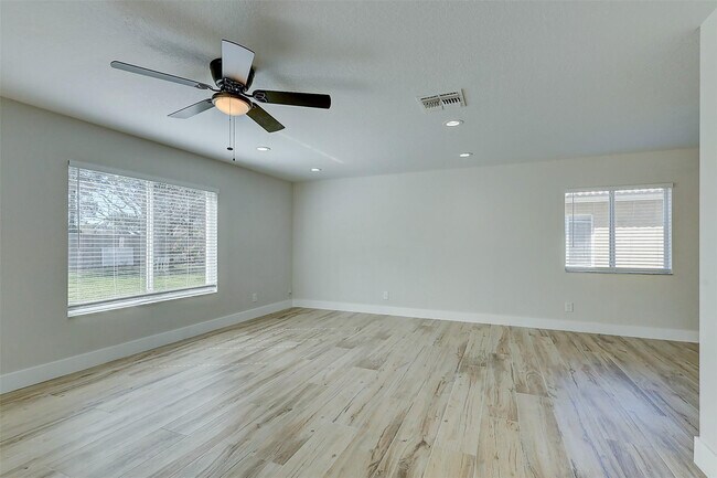 Building Photo - 1956 SW Jamesport Dr