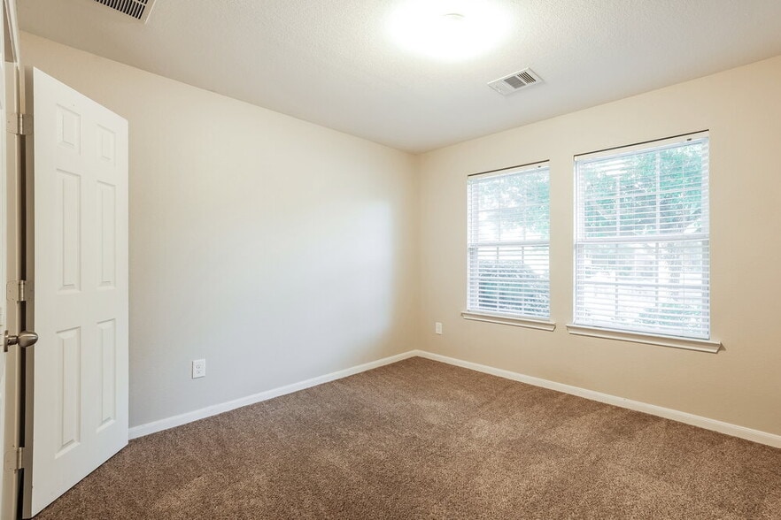 Building Photo - 21519 Kings Bend Dr