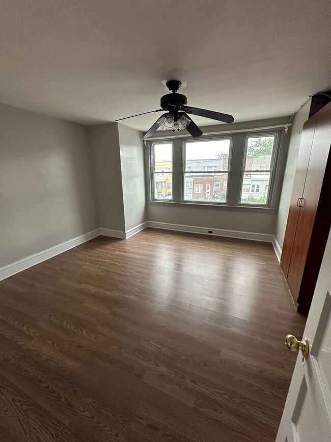 Building Photo - 3 Bed 1 Bath Townhome in Elmwood