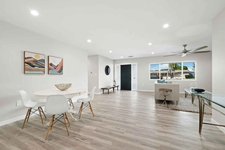 Large Living Room - 3142 Rose St