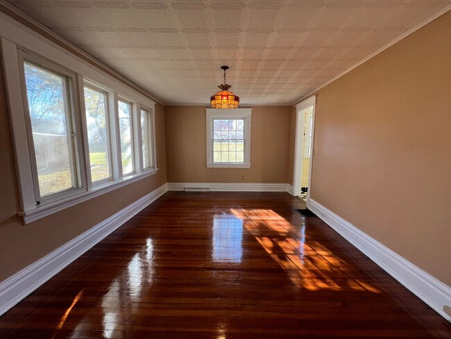 Building Photo - Charming 3-Bedroom Near IWU