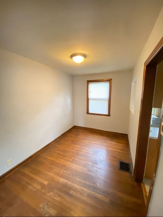 Building Photo - 2 bedroom 1 bath townhouse