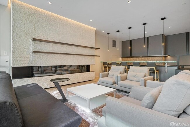 Building Photo - 301 Main St