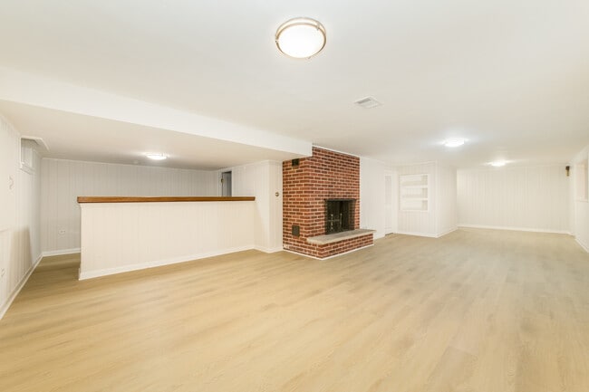 Building Photo - 924 Brookline Ln