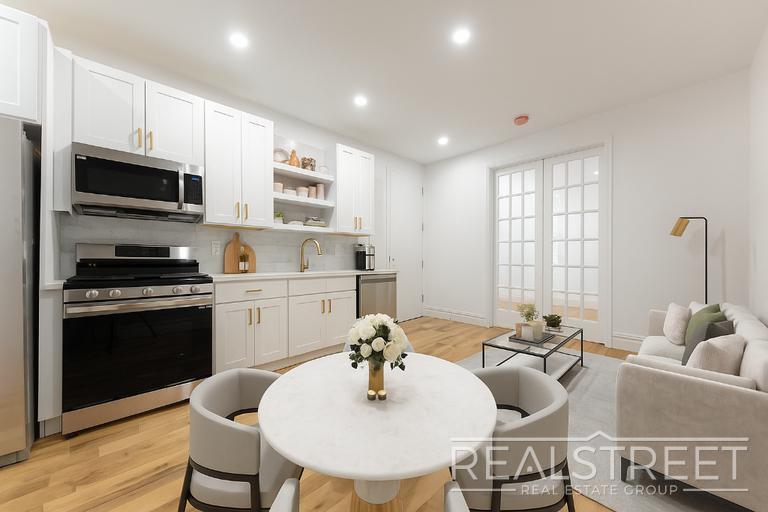 Building Photo - STUNNING 4.5+ BED 3 BATH DUPLEX + YARD IN ...