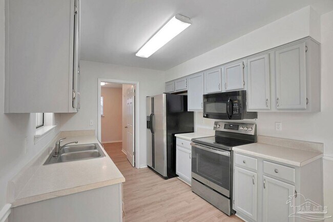 Building Photo - 10601 Silver Creek Dr