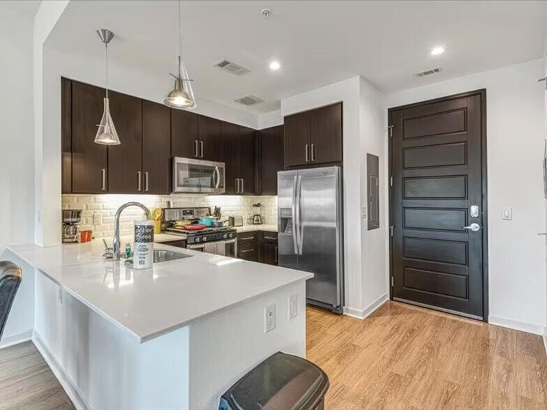 Building Photo - 2121 Holcombe Blvd