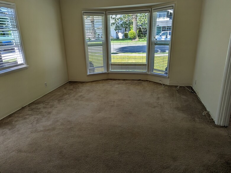 living room - 1324 Cota Ave