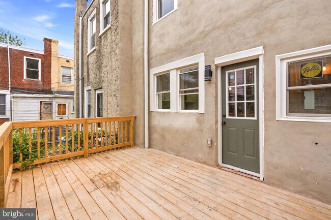 Building Photo - 512 S Yewdall St