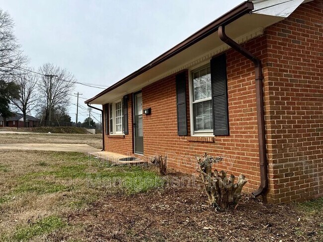 Building Photo - 1141 Eisenhower Rd