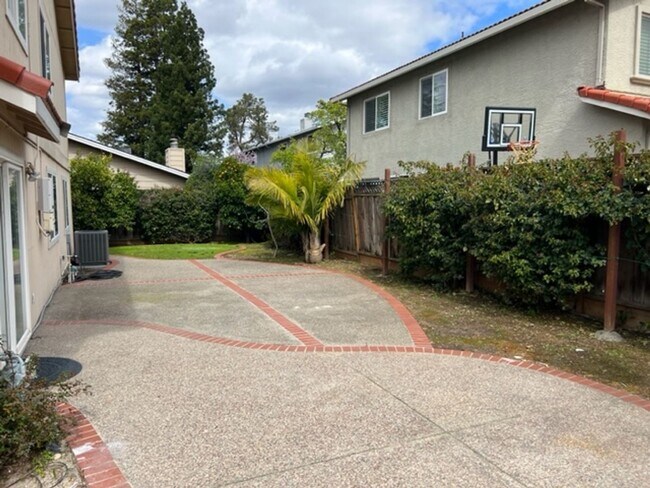 Building Photo - CAMPBELL - Executive 5 bedroom home in a desirable neighborhood