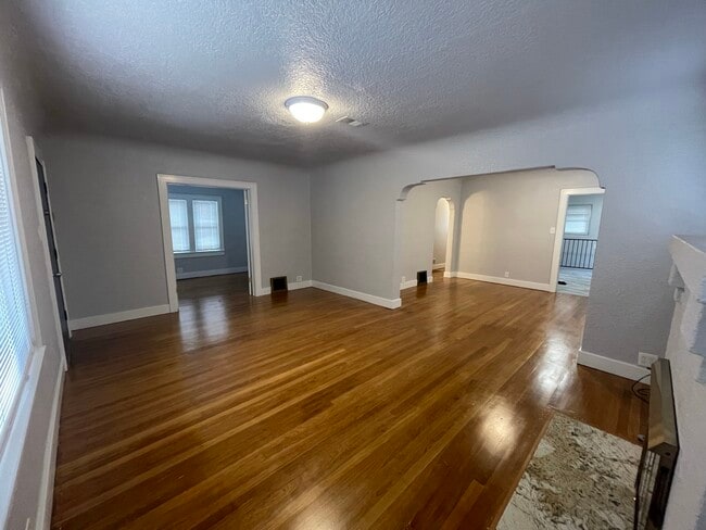 Building Photo - 405 Vassar Dr SE